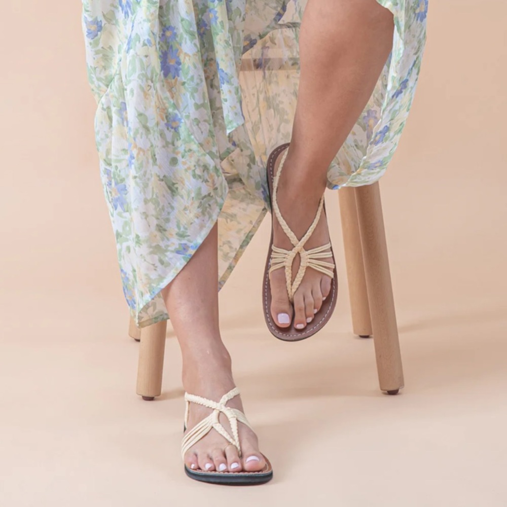 Plaka Seashell Ivory Sandals‎ NWT Size 8